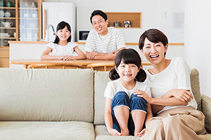 笑顔の家族写真 | 北九州市 新築一戸建て クレストホーム